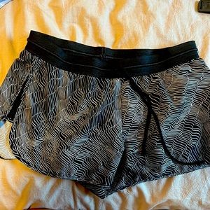 NIKE BLACK AND WHITE PATTERNED SHORTS